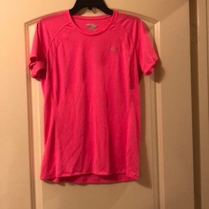Women’s neon Saucony dri-fit top